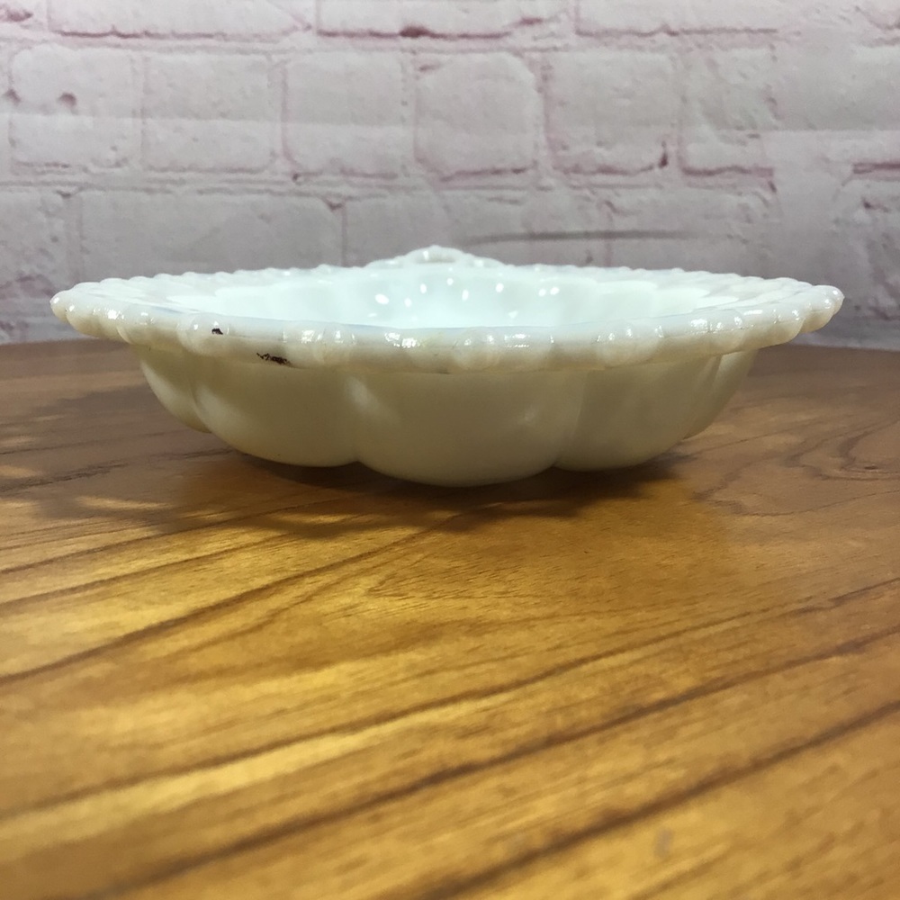 Vintage Westmoreland White Milk Glass Shell Shaped Lace Edge Footed Dish - Picture 5 of 7